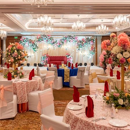 Hilton Mumbai International Airport Hotel Esterno foto A wedding reception at the Taj Bengal, Kolkata